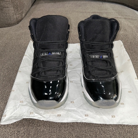Air Jordan 11 retro space jams size 6